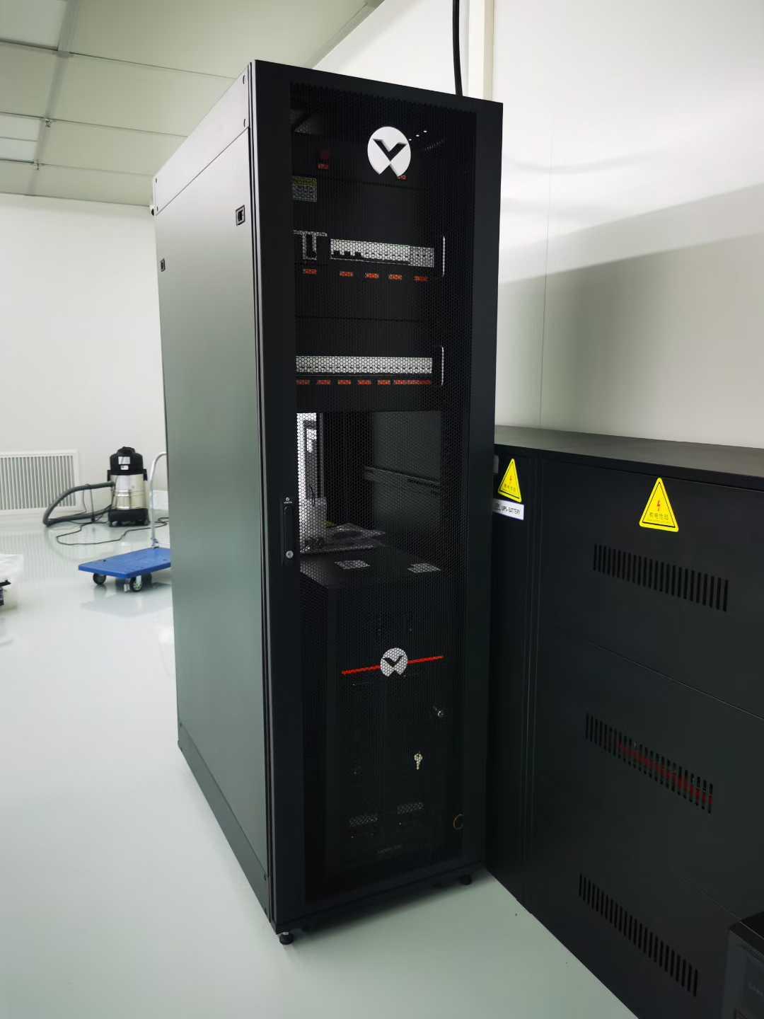 某光电企业维谛UPS电源